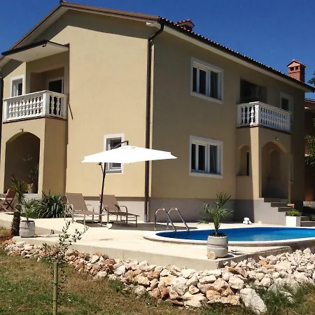 Lagenhet I Med Pool Holiday home Vozilici